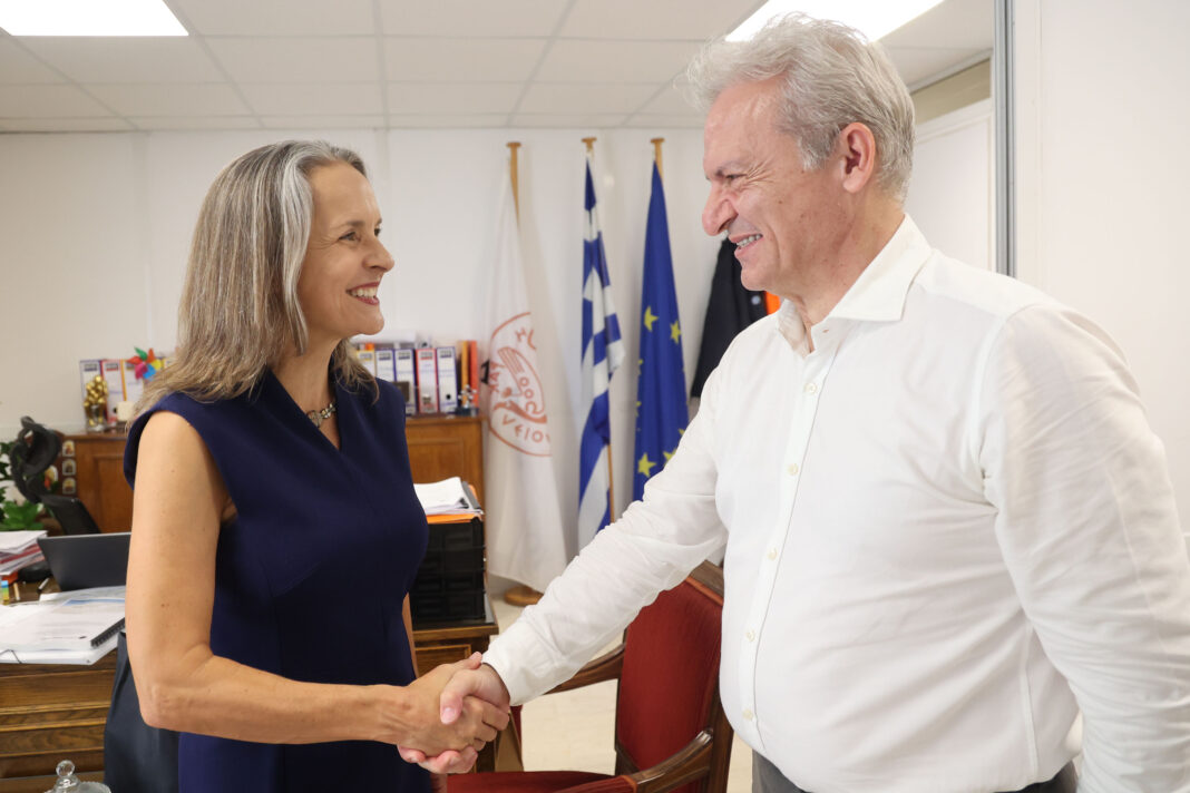 Συνάντηση του Δημάρχου Ηρακλείου Αλέξη Καλοκαιρινού με την Επιτετραμμένη της Πρεσβείας των ΗΠΑ στην Αθήνα