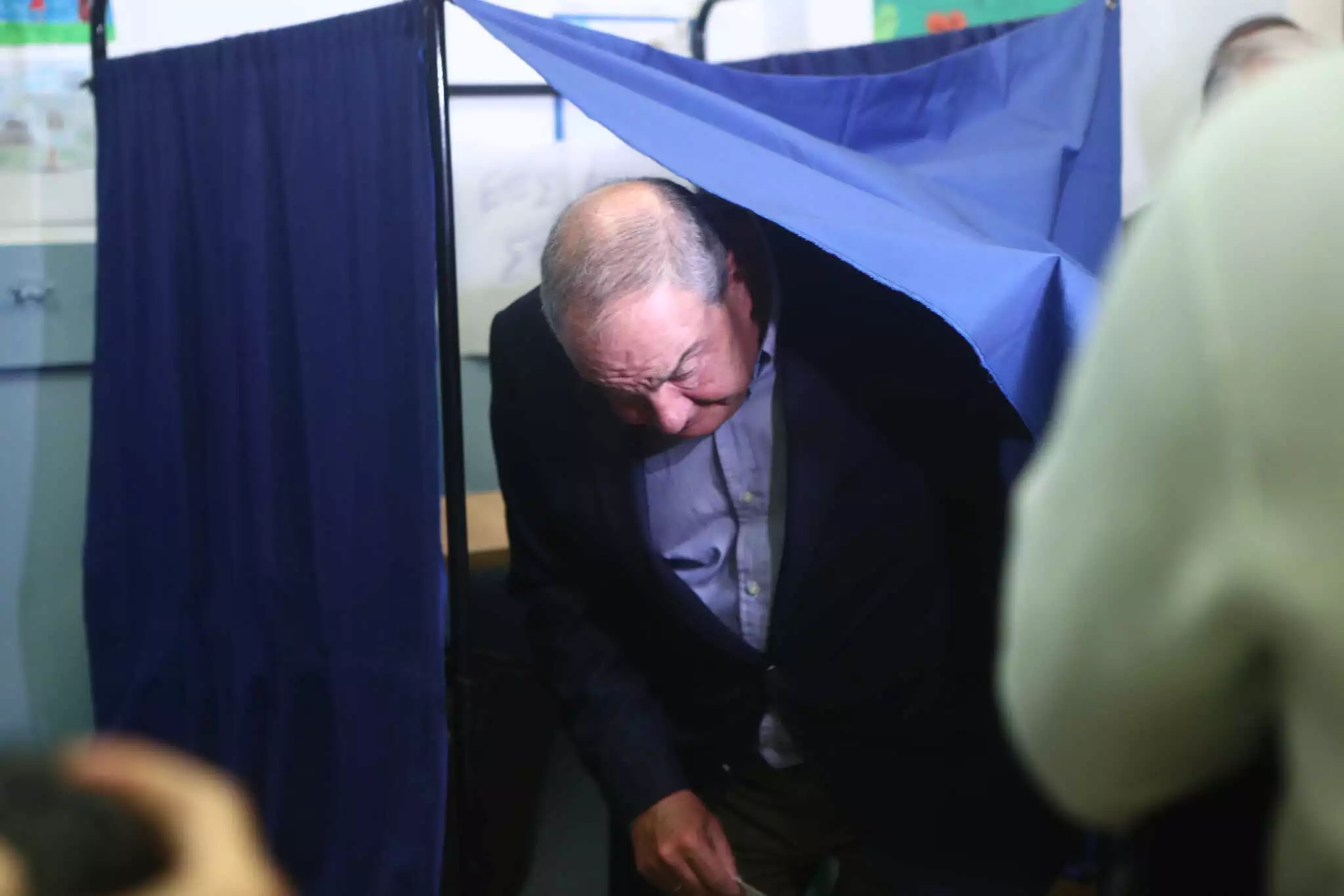 Ευρωεκλογές 2024: Ο Κώστας Καραμανλής έμεινε δύο λεπτά πίσω από το παραβάν για να ψηφίσει