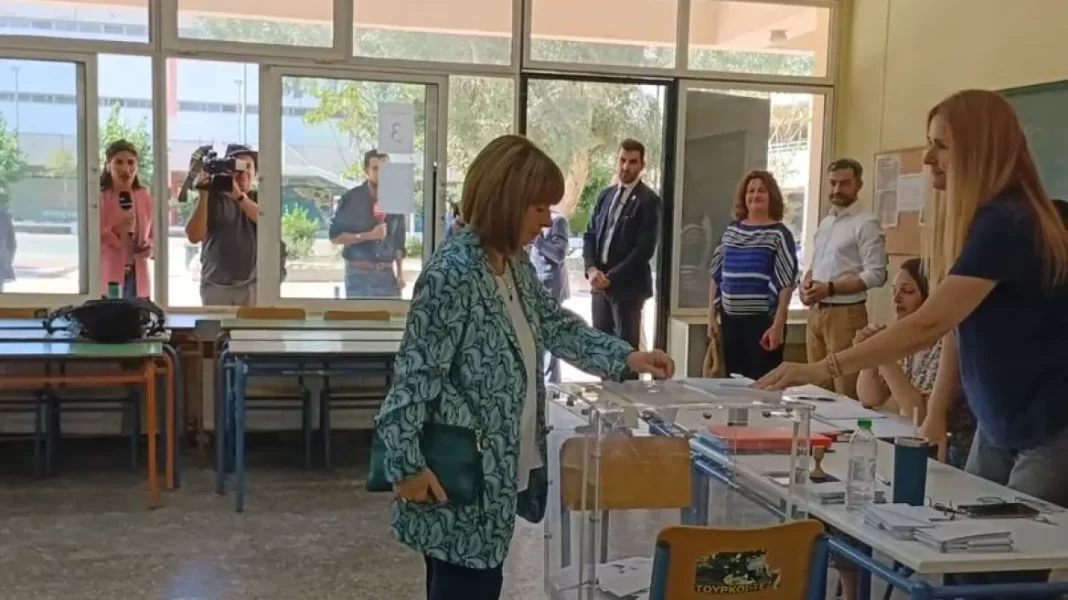 Ευρωεκλογές 2024: Στο σχολικό συγκρότημα της Γκράβας ψήφισε η Κατερίνα Σακελλαροπούλου