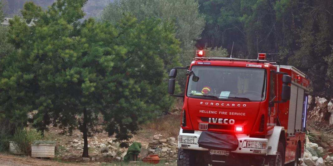 Φωτιά στη Βαρυμπόμπη -Ισχυρές επίγειες δυνάμεις της Πυροσβεστικής στο σημείο