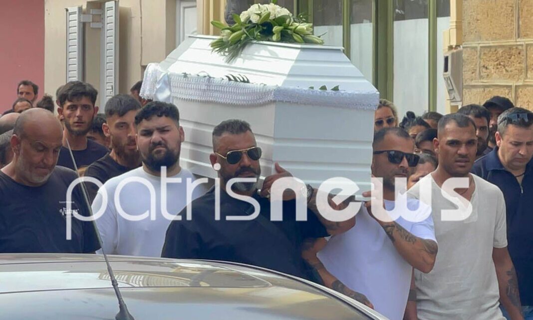 Σκηνές αρχαίας τραγωδίας στην κηδεία της 11χρονης Βασιλικής - Αβάσταχτη οδύνη και θλίψη