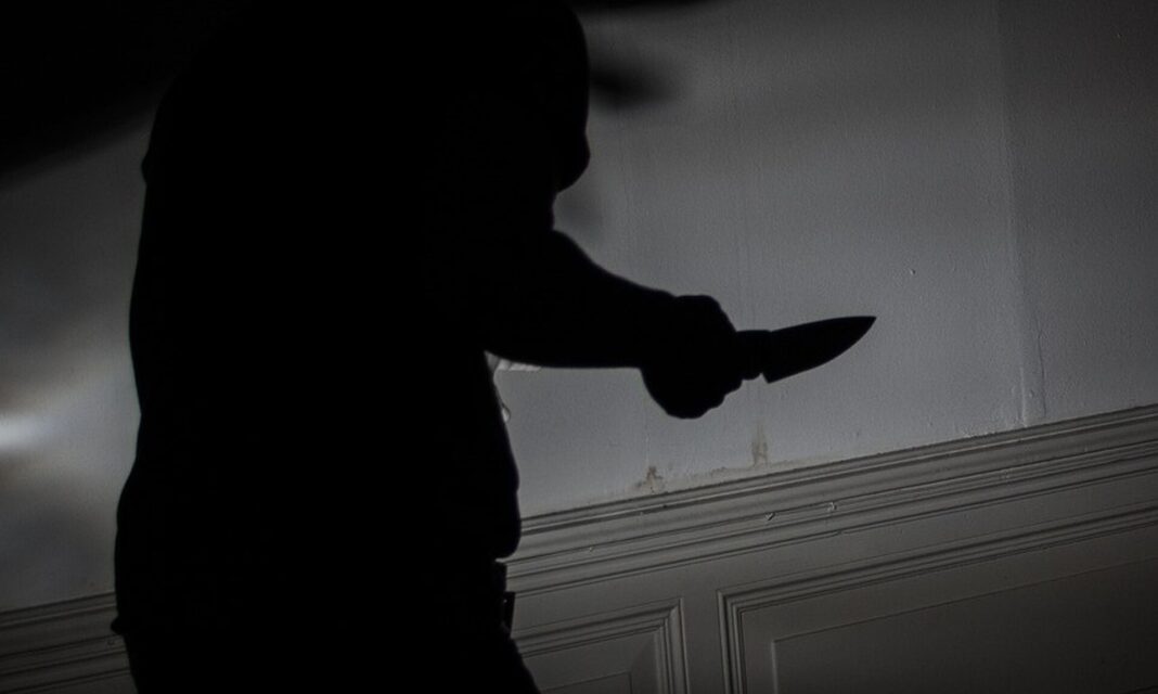 16χρονος έβγαλε μαχαίρι σε 15χρονο για να του πάρει το κινητό