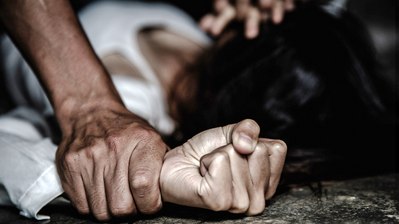 Κατήγγειλε τον σύντροφό της ότι τη βίασε και την κρατούσε κλειδωμένη στο σπίτι τους