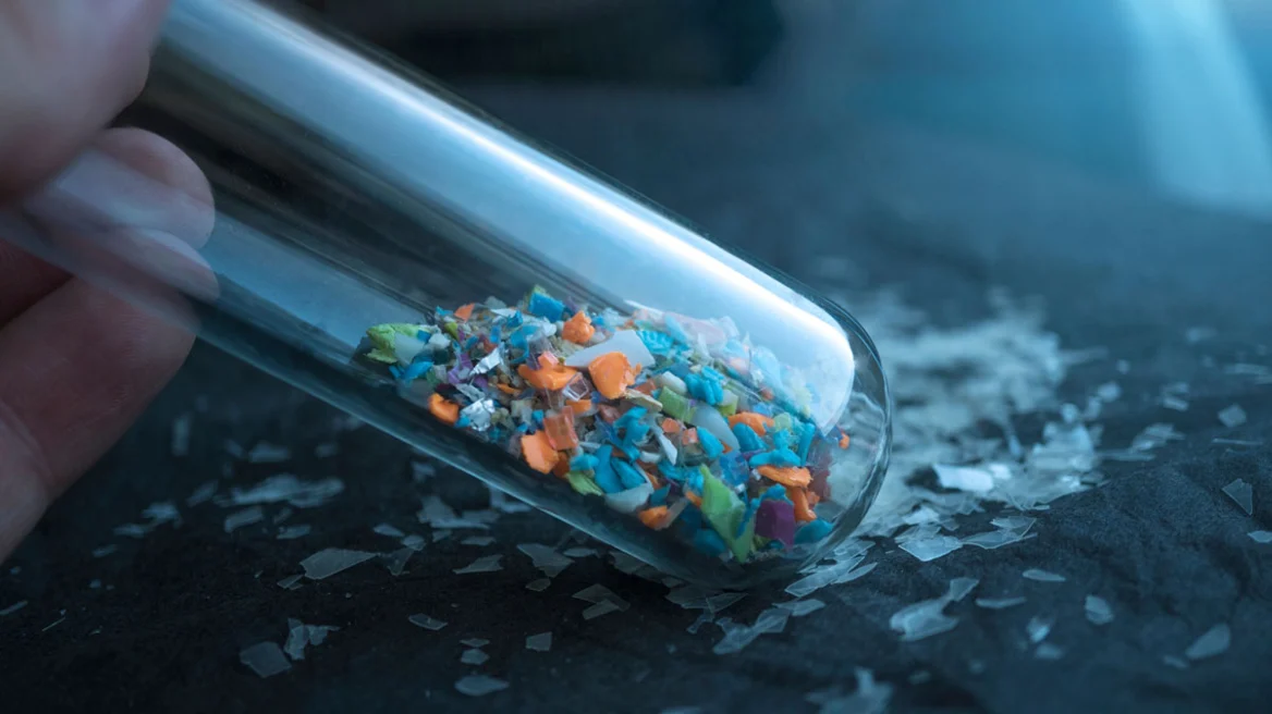 Έπιπλα, ρούχα και φαγητά που πρέπει να αποφεύγουμε για να ελαχιστοποιήσουμε την έκθεσή μας στα μικροπλαστικά