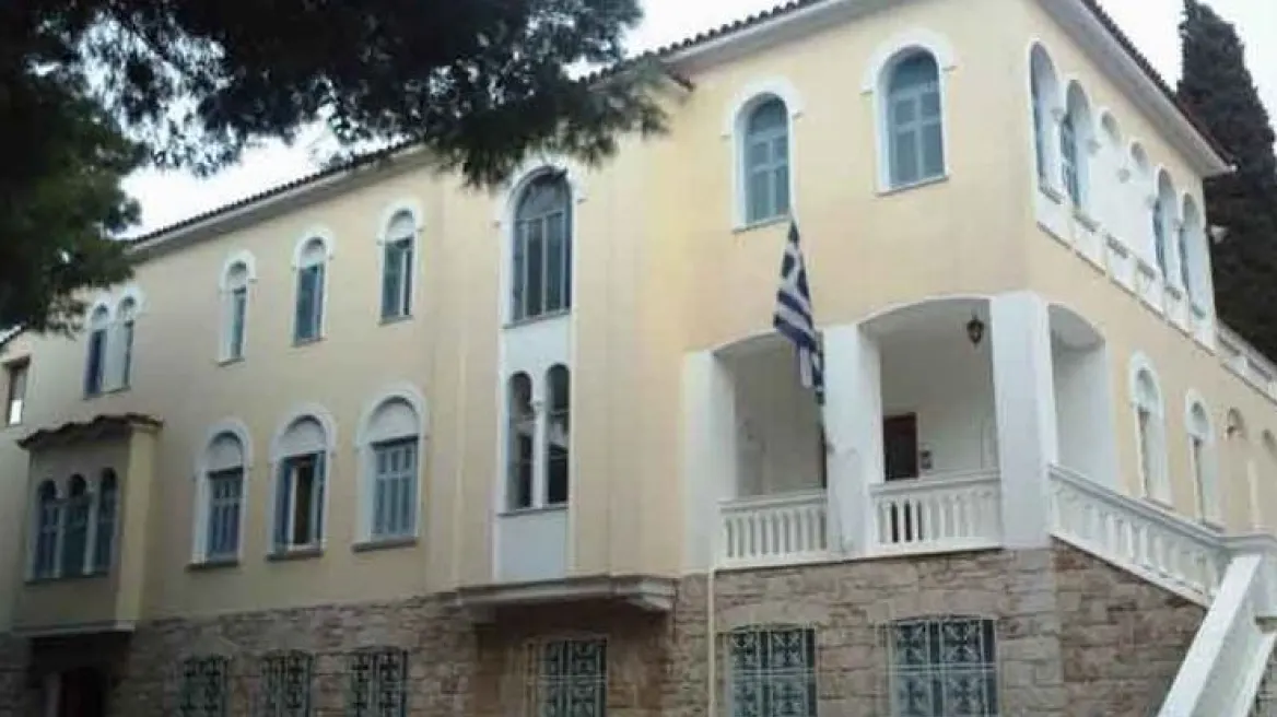 Διάρρηξη στη Μητρόπολη Κηφισιάς: Σήκωσαν το βιδωμένο στο πάτωμα χρηματοκιβώτιο, έφυγαν με ένα κουτί με €10.000