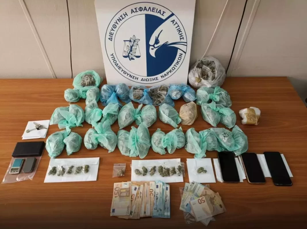 Χειροπέδες σε 4 άτομα για κατοχή και διακίνηση ναρκωτικών