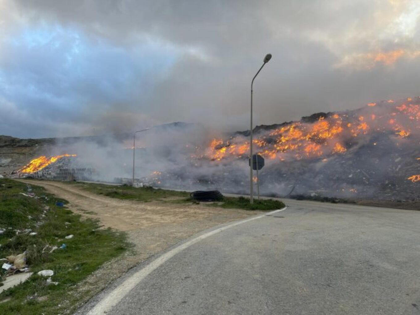 Πυροσβεστική: Δύο συλλήψεις για τις πυρκαγιές σε Νάξο και Φωκίδα