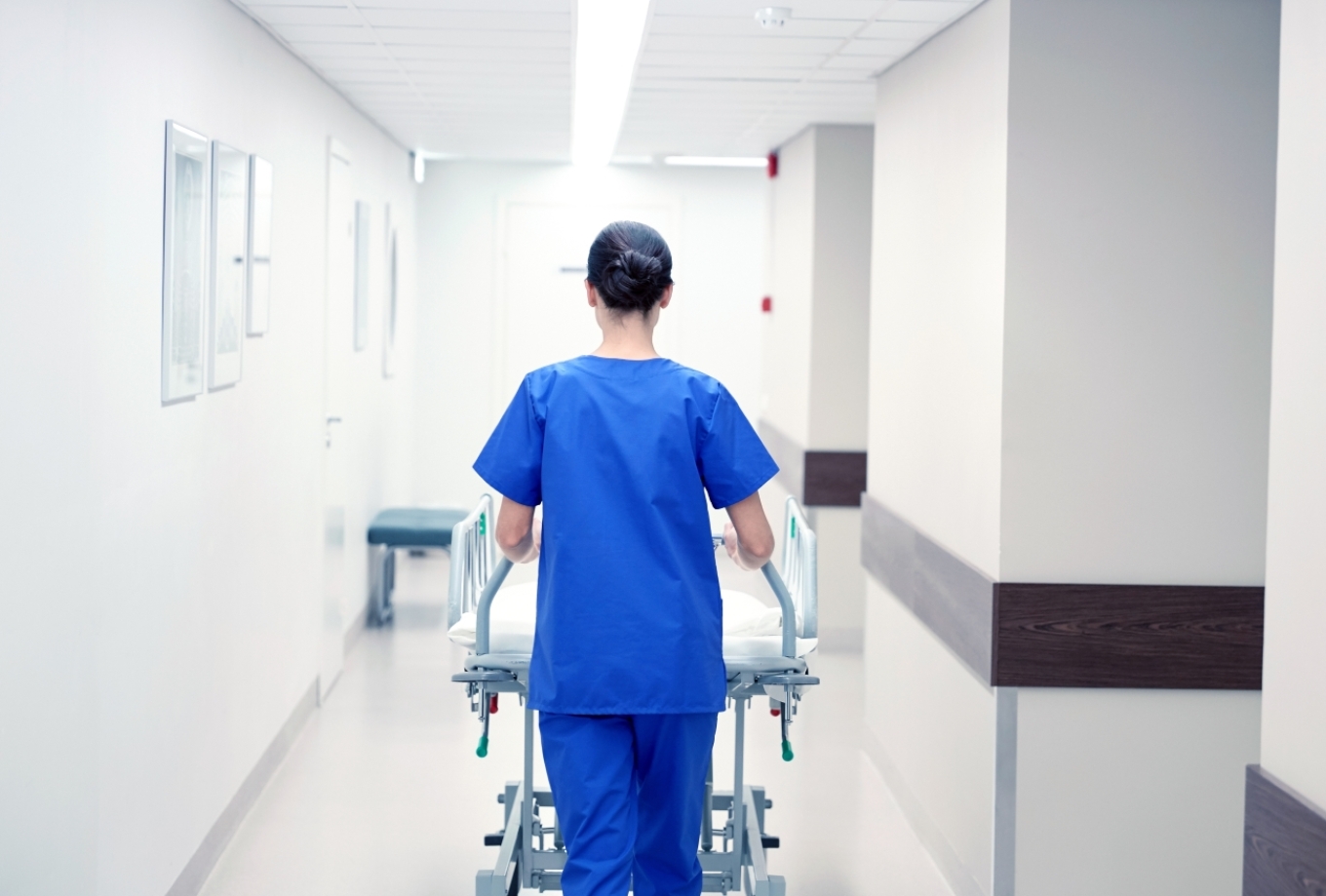 Χειροπέδες σε 8 αλλοδαπές που εργάζονταν παράνομα ως αποκλειστικές νοσοκόμες σε νοσοκομείο