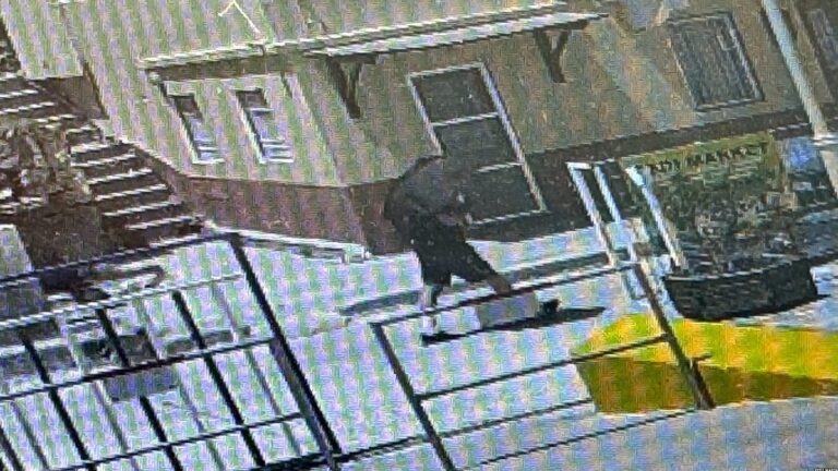 Σύμη – Εξαφάνιση Μόσλεϊ: Νέο βίντεο ντοκουμέντο με τον Βρετανό παρουσιαστή – «Δεν χάνουμε την ελπίδα» λέει η σύζυγός