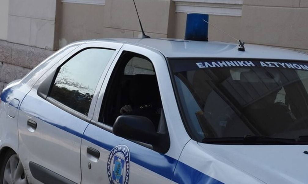 54χρονος τρομοκρατούσε με αυτοσχέδιο δρεπάνι γείτονες και απειλούσε αστυνομικούς
