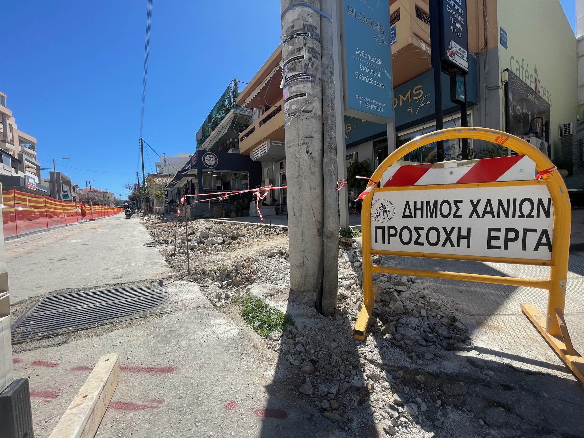 Ανακατασκευάζει τα πεζοδρόμια στον Κουμπέ και στην Αμπεριά ο Δήμος Χανίων