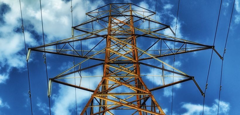 Χαμηλότερες κατά 57% οι χονδρικές τιμές ρεύματος της Ευρώπης πέρυσι - «Άλμα» 22% στις νέες εγκαταστάσεις φωτοβολταϊκών