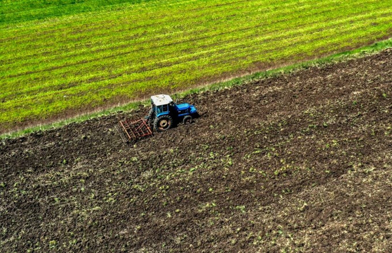 Πάνω από 8.000 επιχειρήσεις και αγρότες έλαβαν την προκαταβολή του 50% της κρατικής αρωγής