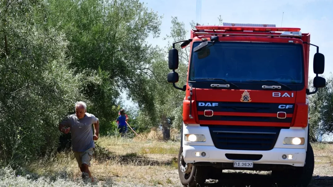 Πυρκαγιά κοντά στο αεροδρόμιο της Μήλου - Ενισχύσεις στο νησί από την Αττική