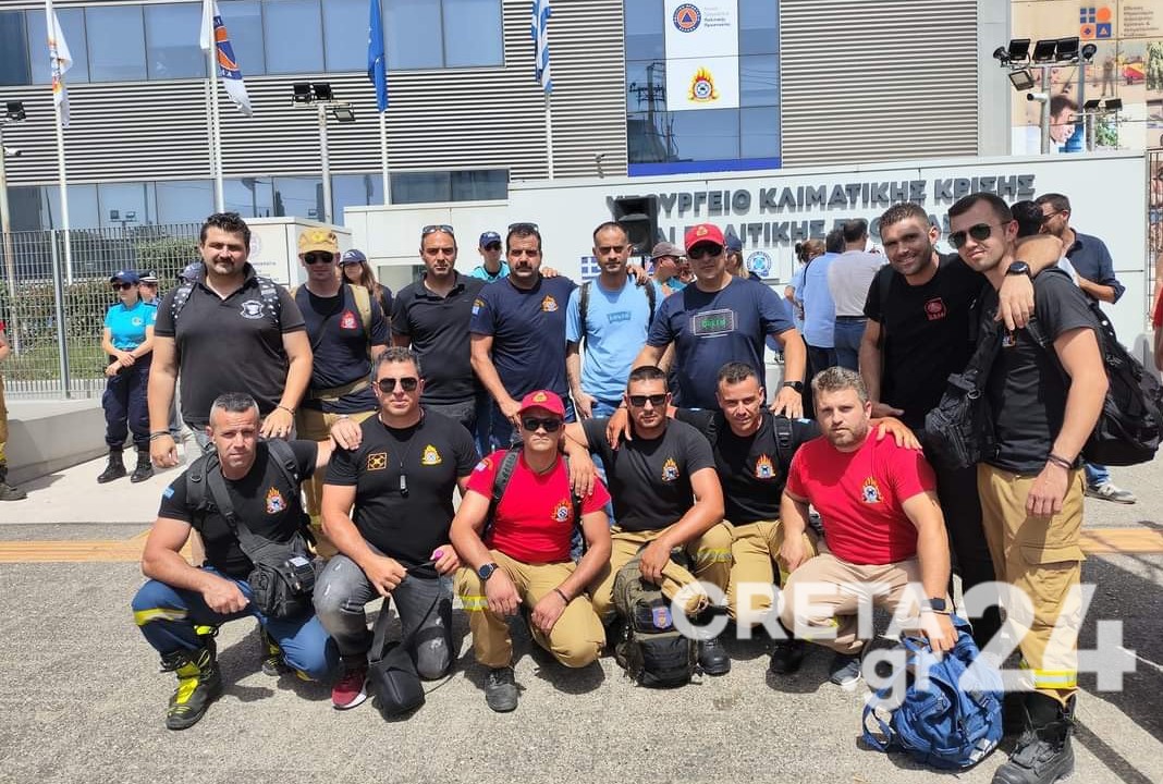 Πυροσβέστες από το Ηράκλειο στη συγκέντρωση διαμαρτυρίας έξω από το υπουργείο Πολιτικής Προστασίας