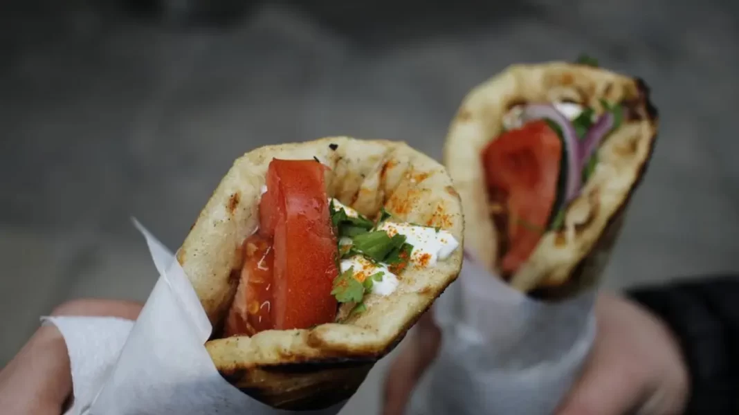 Παρ’ ολίγον τραγωδία με 13χρονο που του έκατσε το σουβλάκι στον λαιμό