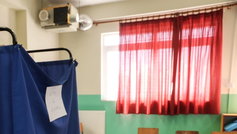 Απίστευτη γκάφα σε εκλογικό κέντρο: Η διευθύντρια πήρε σπίτι της τα χειριστήρια κλιματισμού και τα μέλη της επιτροπή «έλιωσαν» από τη ζέστη