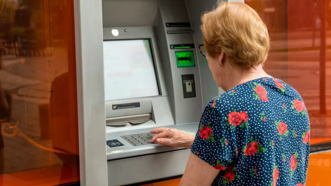 Διπλός μποναμάς για τους συνταξιούχους – Ποιοι θα πάρουν οικονομική ενίσχυση τα Χριστούγεννα
