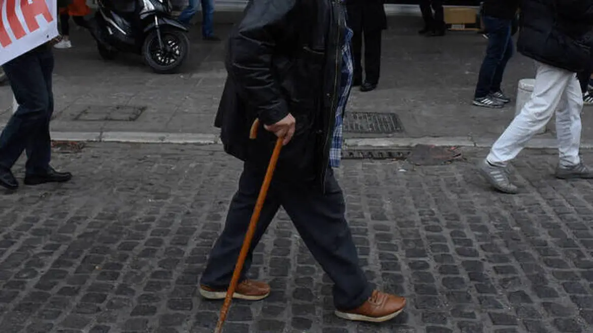 Συντάξεις χηρείας: Τα σενάρια για τις μειώσεις και τις αναδρομικές περικοπές