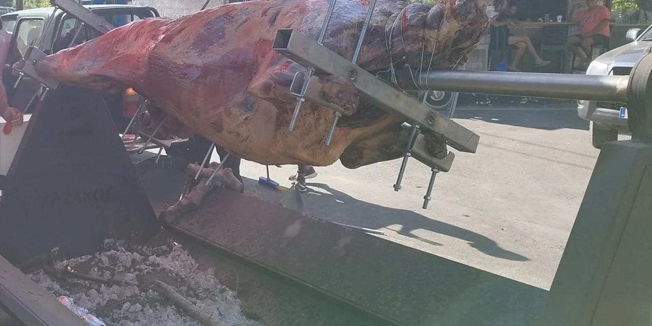 Κρήτη: Σούβλισαν ταύρο για τη γιορτή του Αγίου Πνεύματος – Έντονες αντιδράσεις