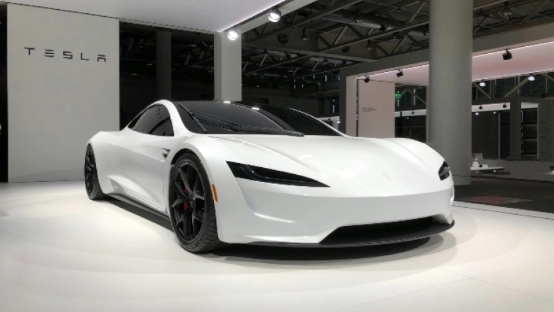 Βρέφος παγιδεύτηκε μέσα σε ένα Tesla όταν η μπαταρία «πέθανε»: Οι αγωνιώδεις προσπάθειες της γιαγιάς του να το σώσει