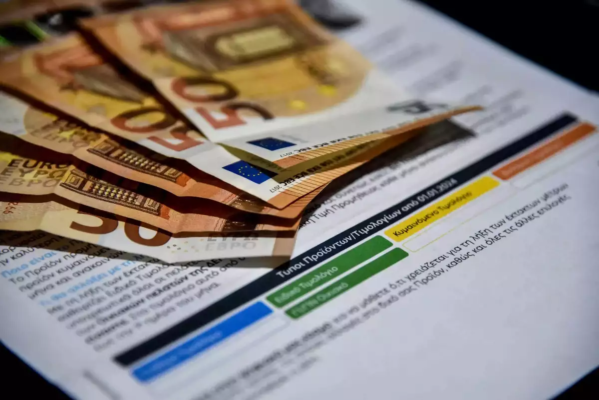 Τιμές ρεύματος: Γιατί συμφέρει το μπλε τιμολόγιο και τι εμποδίζει τους καταναλωτές να το επιλέξουν