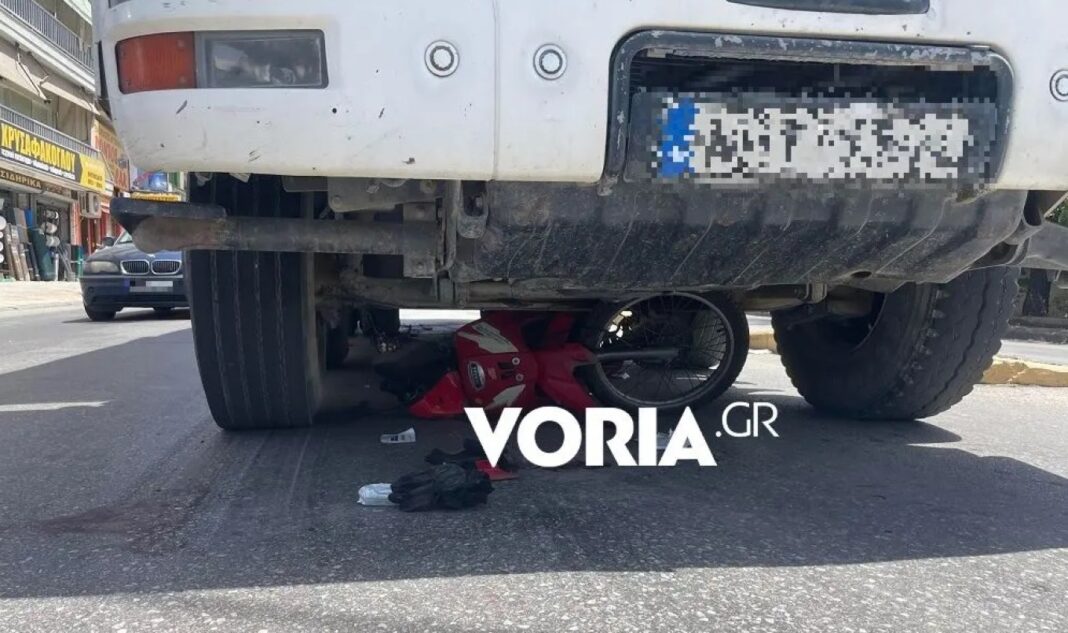 Μηχανάκι παρασύρθηκε και βρέθηκε κάτω από φορτηγό, διασωληνώθηκε η 60χρονη οδηγός