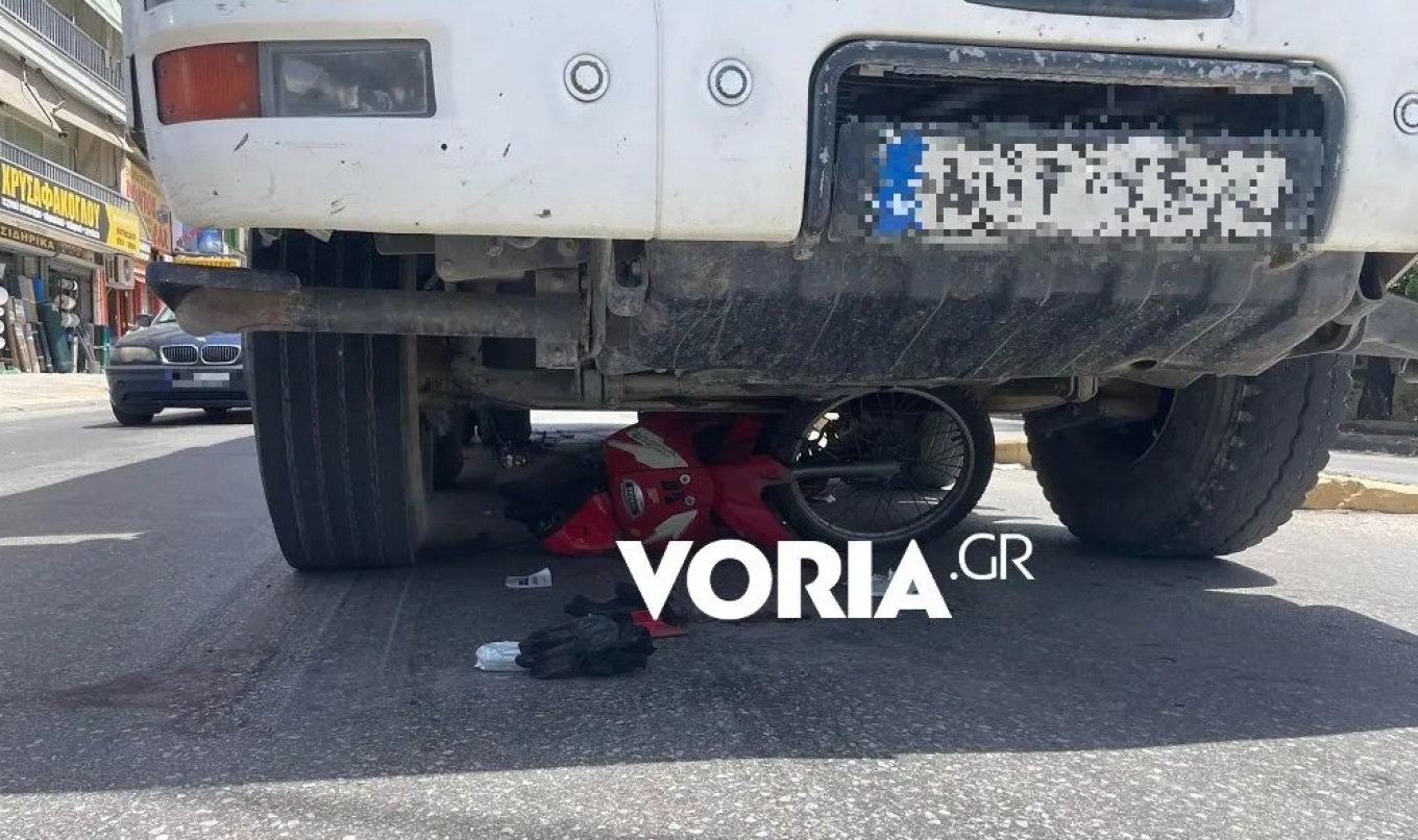 Μηχανάκι παρασύρθηκε και βρέθηκε κάτω από φορτηγό, διασωληνώθηκε η 60χρονη οδηγός
