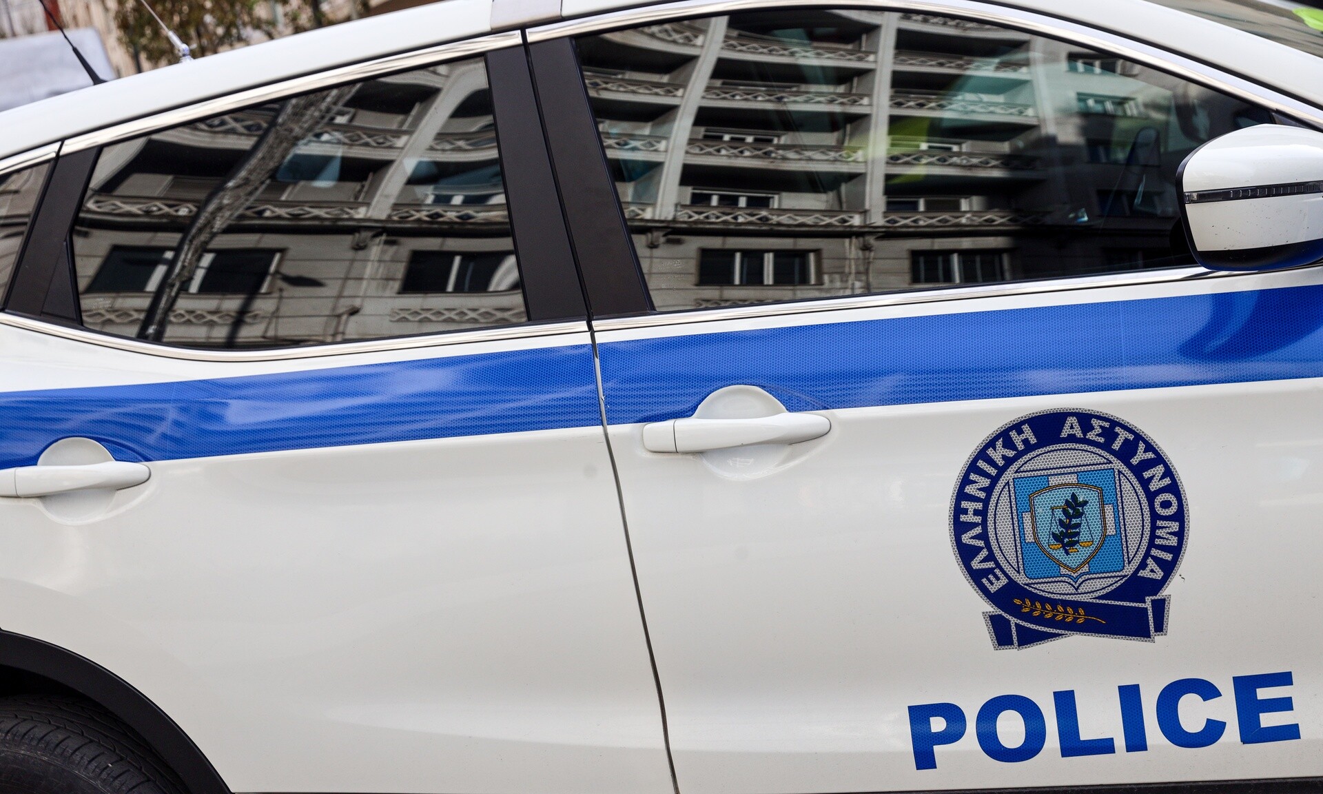 Αυτοκίνητο εκτός ελέγχου «καρφώθηκε» μέσα σε κατάστημα