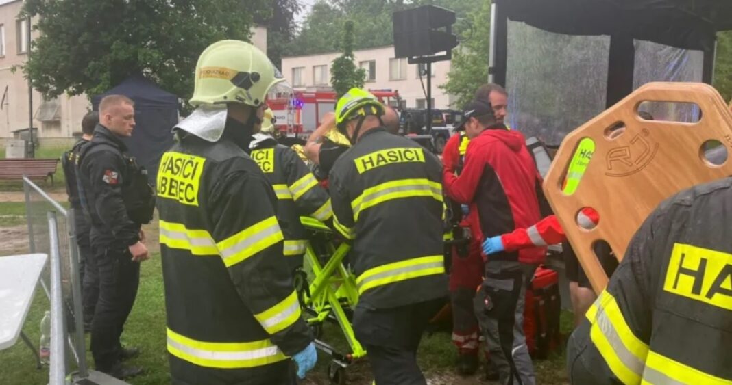 Τσεχία: Κεραυνός χτύπησε δέντρο σε πάρκο, τραυματίζοντας 18 ανθρώπους - Μεταξύ τους και παιδιά