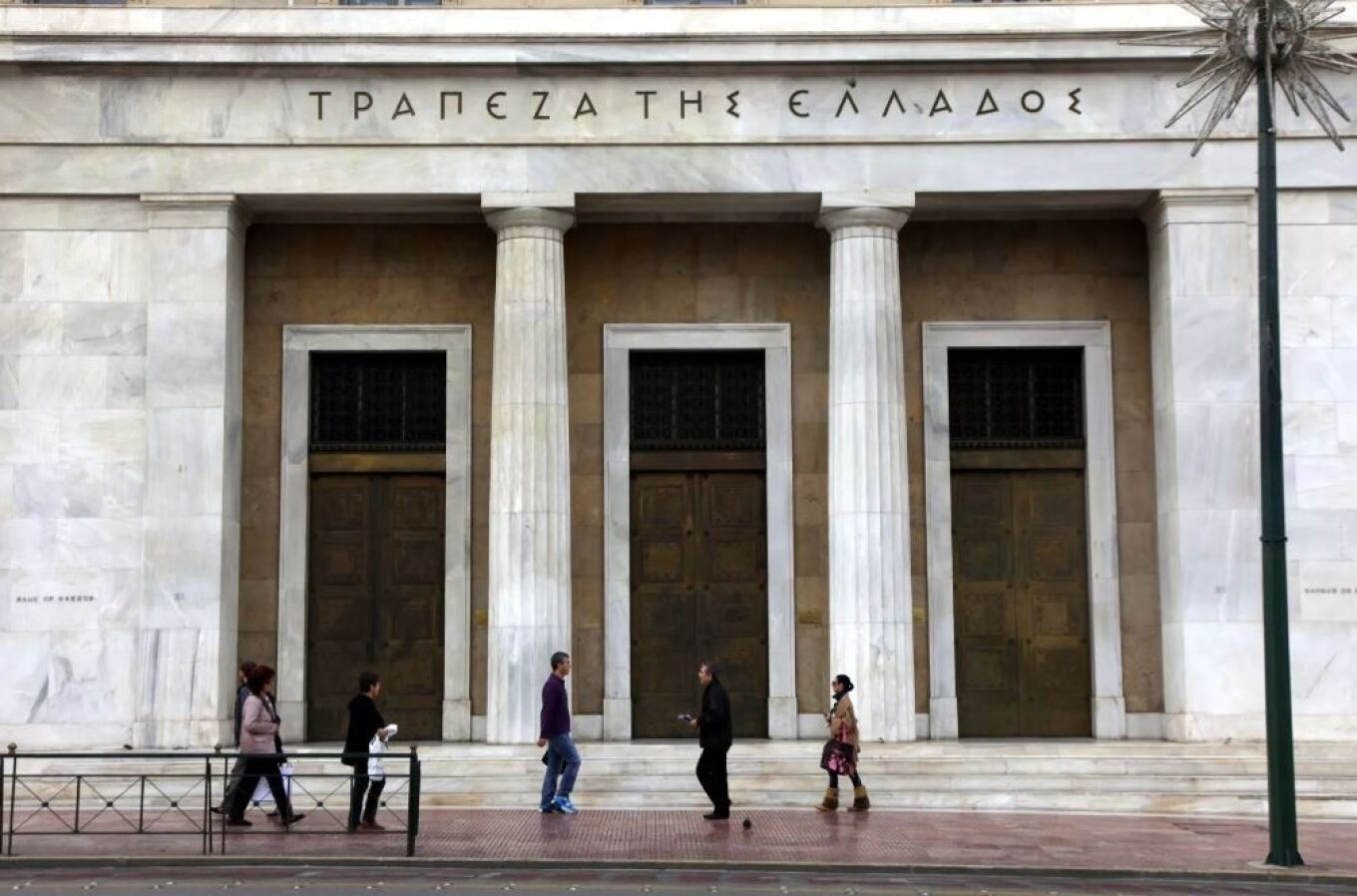 ΤτΕ: Παραμένει υψηλή, στο 5,45%, η «ψαλίδα» επιτοκίου νέων καταθέσεων και δανείων τον Απρίλιο