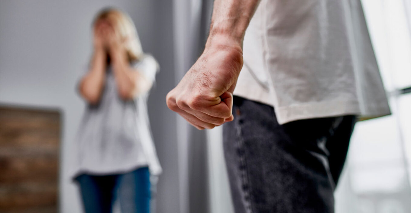 Στη φυλακή 43χρονος που ξυλοκόπησε άγρια τη σύντροφό του - Γκρέμισε την πόρτα για να μπει στο διαμέρισμα