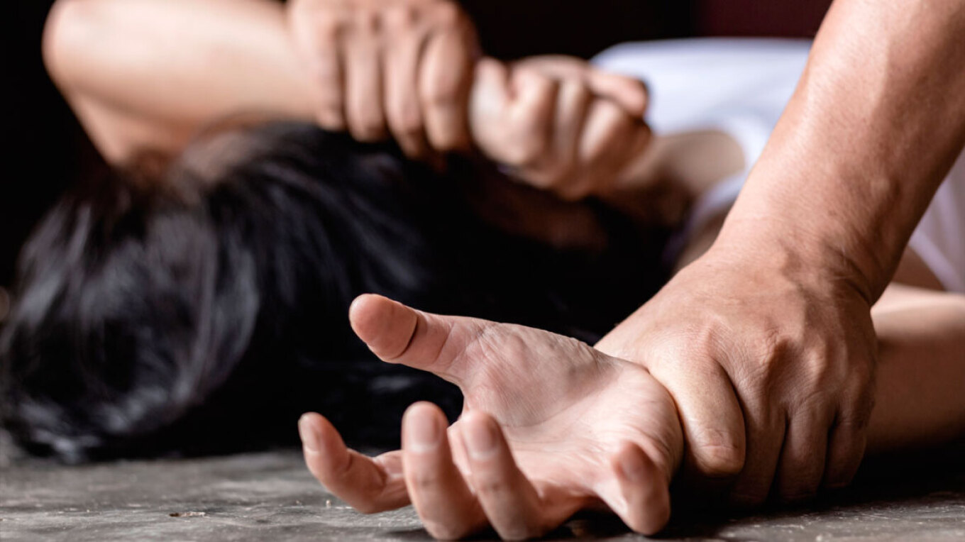 Με απειλές βίασε δυο φορές την σύντροφό του