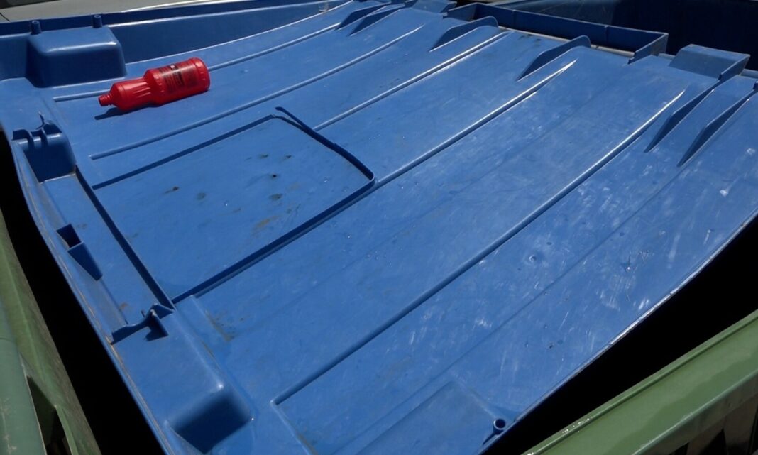 Άνδρας κυκλοφορούσε και έλουζε με διαβρωτικό υγρό παγκάκια και κάδους απορριμμάτων