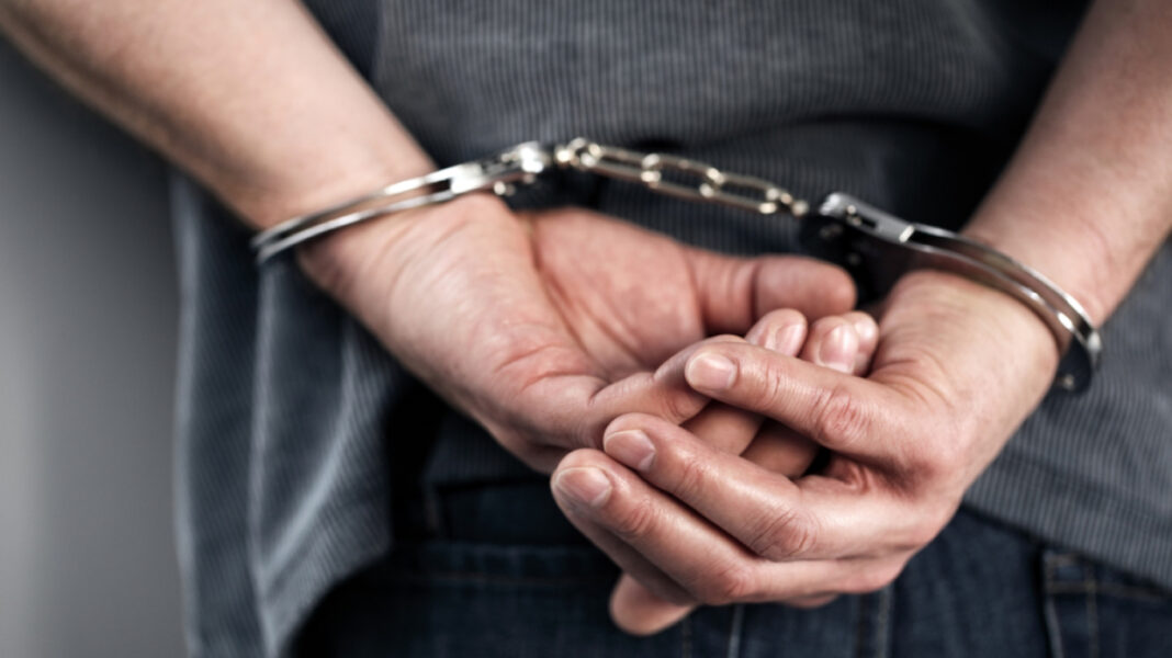 Χτύπησε στο κεφάλι ηλικιωμένο για να αρπάξει 450 ευρώ
