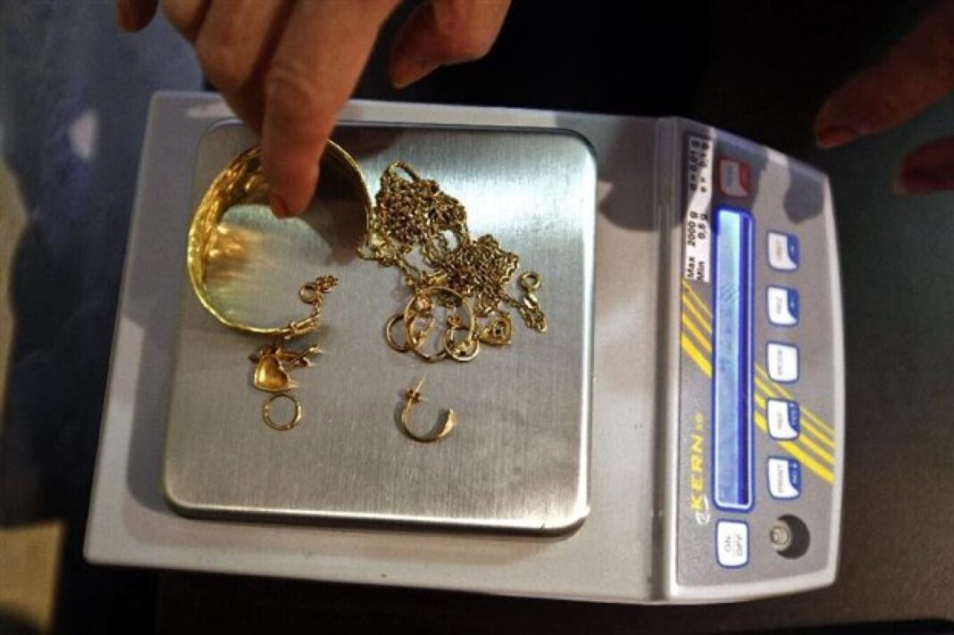 Πούλησε τα χρυσαφικά που έκλεψε από σπίτι