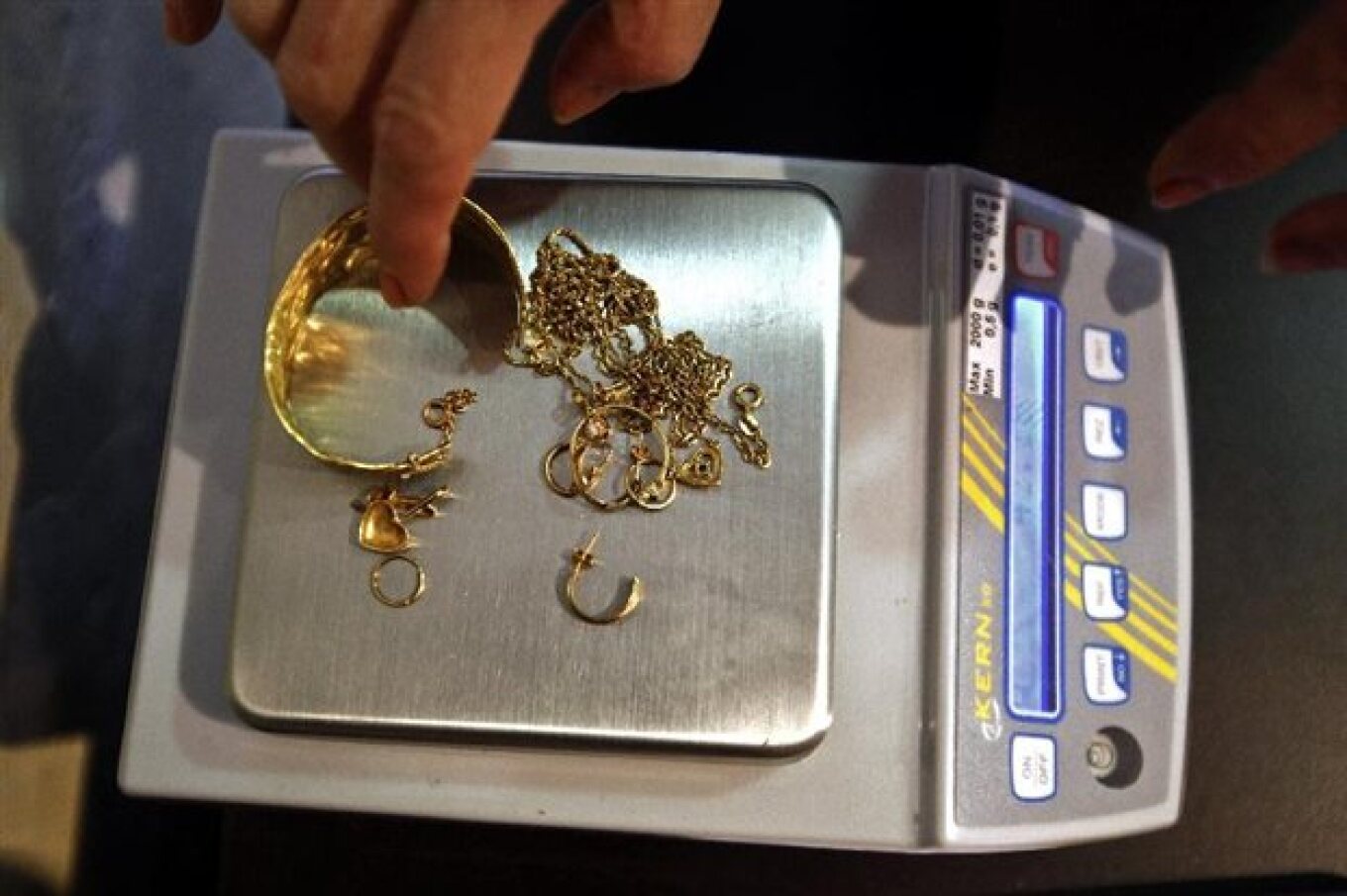 Πούλησε τα χρυσαφικά που έκλεψε από σπίτι