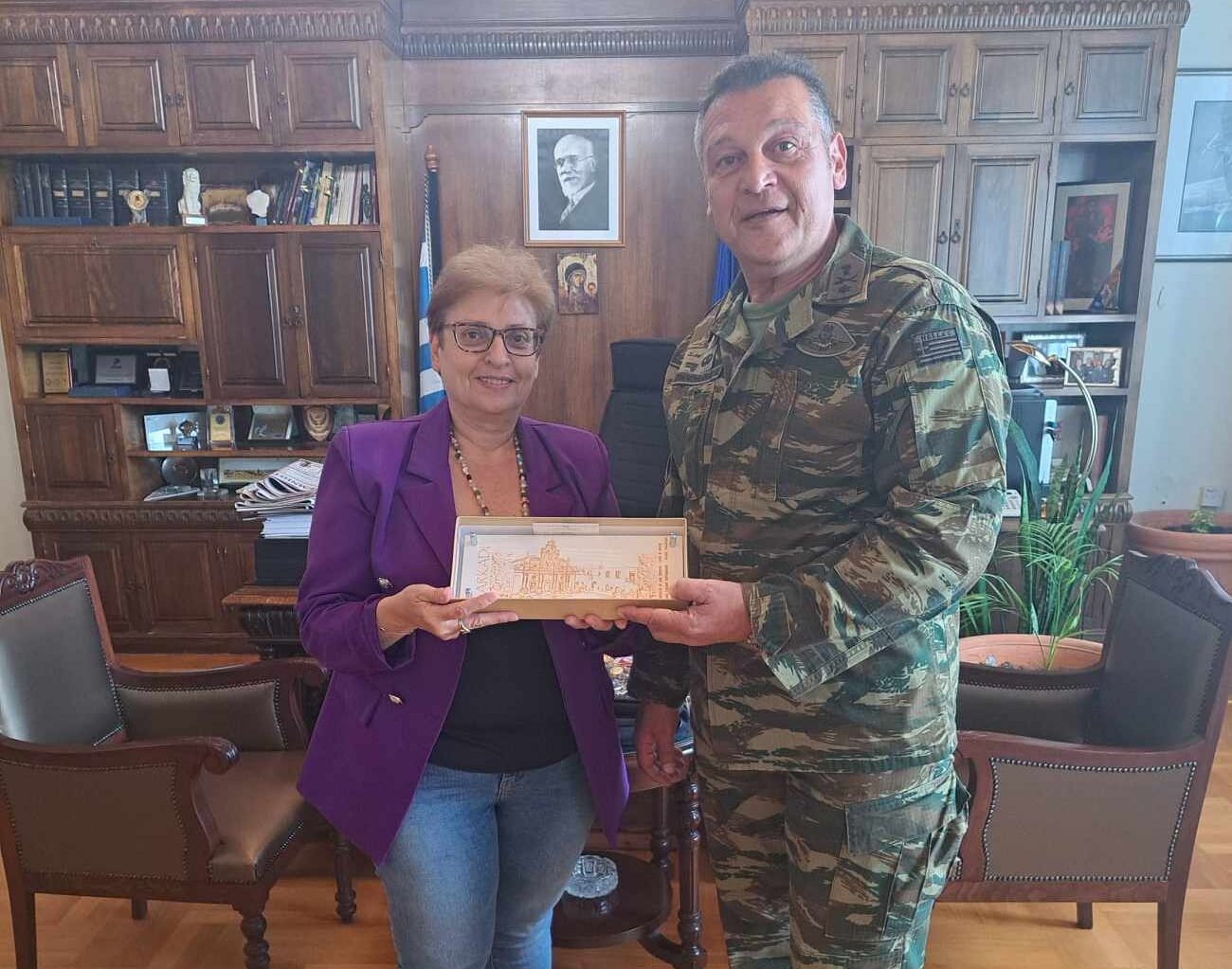 Την  Αντιπεριφερειάρχη Ρεθύμνης επισκέφτηκε σήμερα ο Διοικητής της Σχολής Εφέδρων Αξιωματικών Πεζικού