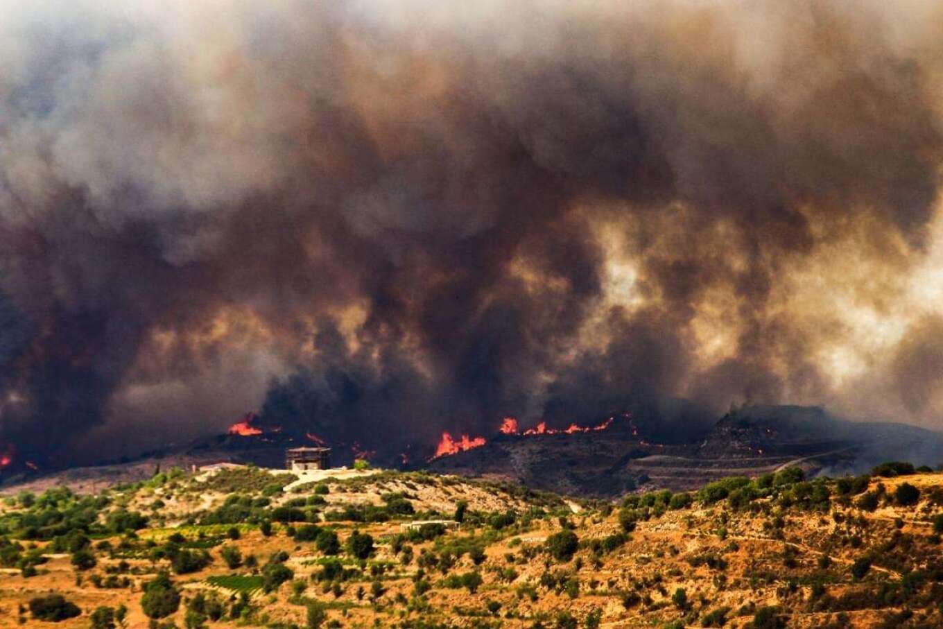 Νύχτα αγωνίας στην Πάφο, συνεχίζεται η πύρινη κόλαση - Έχουν καεί σπίτι