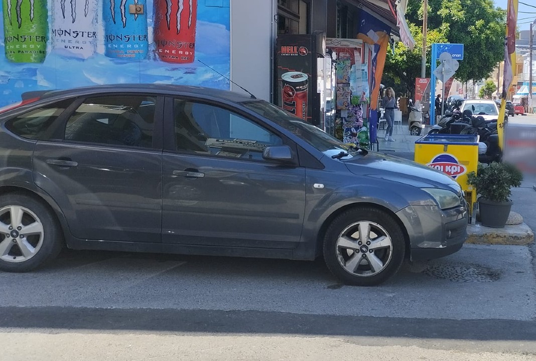 Νέα Αλικαρνασσός: Σε απόγνωση οι πολίτες από τις παράνομες καταλήψεις πεζοδρομίων