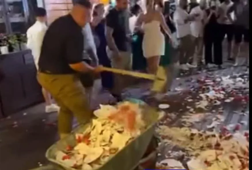 Ξέφυγε το γλέντι γάμου στη Λήμνο: Με φτυάρι και καρότσι μάζεψαν τα σπασμένα Τα… ισοπέδωσαν όλα σε γάμο στη Λήμνο που άφησε εποχ