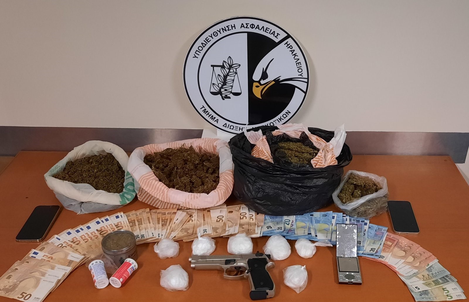 Ηράκλειο: Έρευνες σε σπίτια αποκάλυψαν μεγάλες ποσότητες κοκαΐνης και κάνναβης