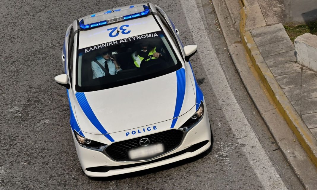Άνδρας ταμπουρώθηκε στο σπίτι του και απειλεί να σκοτώσει όποιον πλησιάσει