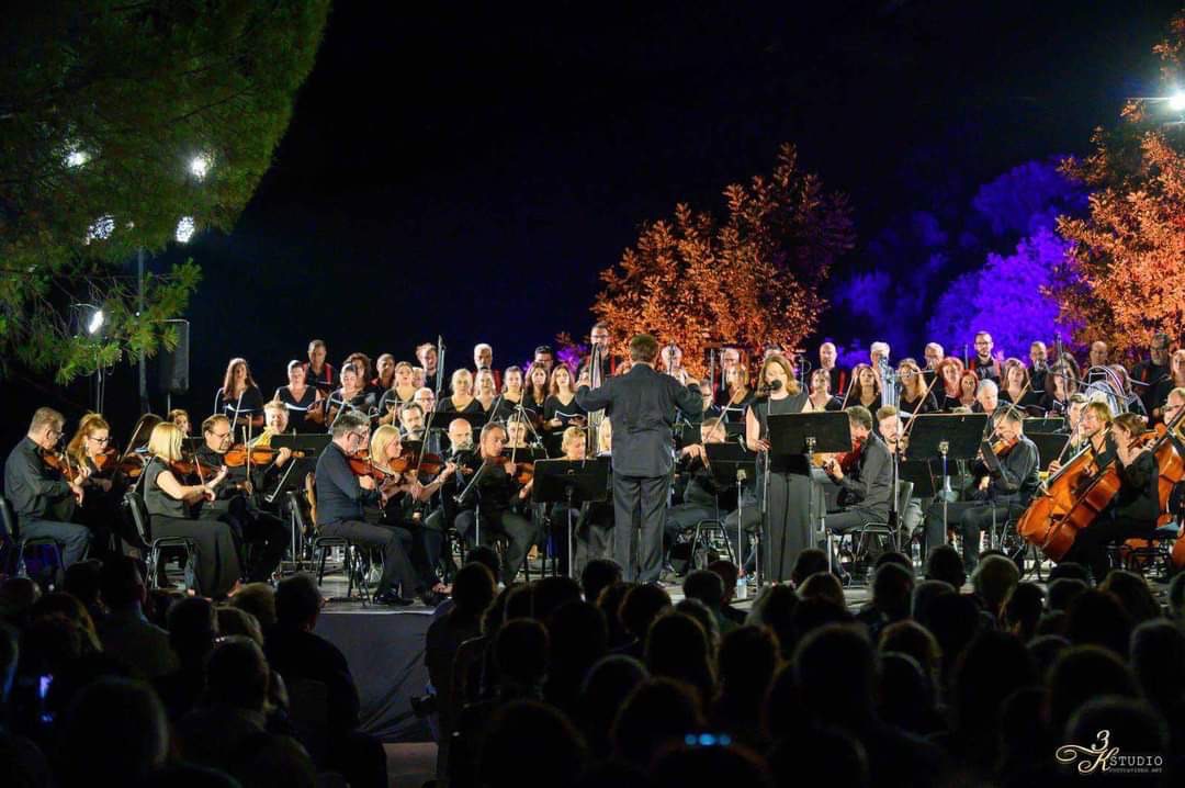 Θερμό χειροκρότημα από πλήθος κόσμου στη συναυλία με την εθνική συμφωνική ορχήστρα της ΕΡΤ στην Γκουβερνιώτισσα