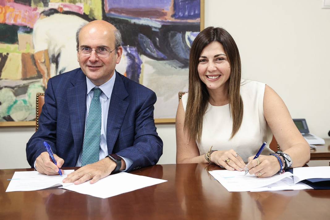Κωστής Χατζηδάκης και Σοφία Ζαχαράκη υπέγραψαν ΚΥΑ με βάση την οποία τα άτομα με αναπηρία εντάσσονται στον Εξωδικαστικό Μηχανισμό