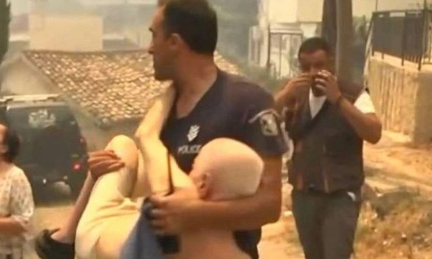 Συγκλονίζει η εικόνα αστυνομικού που σώζει από τις φλόγες ηλικιωμένο άνδρα