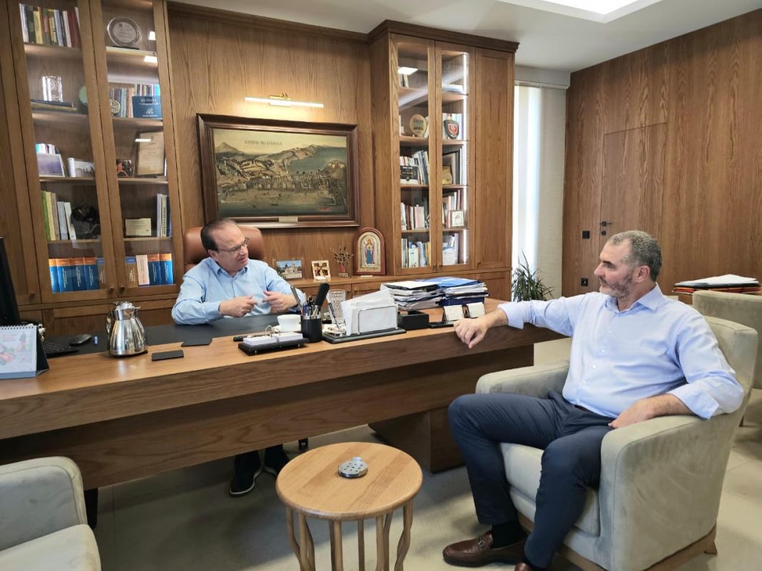 Συνάντηση του Βουλευτή Ρεθύμνης Μανόλη Χνάρη με τον Δήμαρχο Γιώργη Μαρινάκη