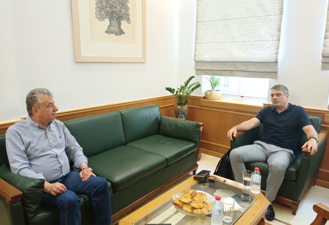 Συνάντηση Αρναουτάκη – Σπυριδάκη για θέματα αστυνόμευσης και νέας ενίσχυσης του εξοπλισμού της ΕΛ.ΑΣ. στο νησί