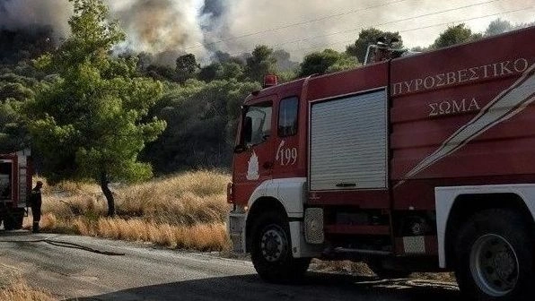 Σε εξέλιξη μεγάλη φωτιά στην Βόνιτσα – Επί τόπου ισχυρή πυροσβεστική δύναμη