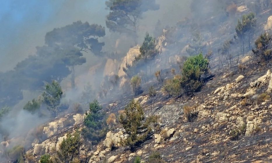 Με εγκαύματα στο νοσοκομείο 5 πυροσβέστες και 1 πολίτης - Σε δύο μέτωπα η πυρκαγιά